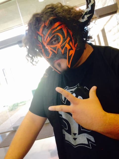 Con toda la actitud para ser el nuevo Unimascarado.