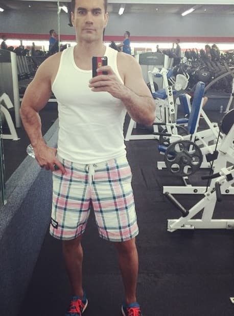 Pero para tener ese cuerpo como esculpido por los dioses, trabaja muy duro en el gym.