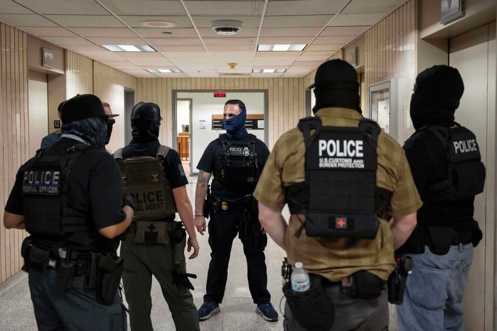 Agentes de ICE usan máscaras en las redadas y ahora sus abogados ocultan sus nombres en cortes de inmigración