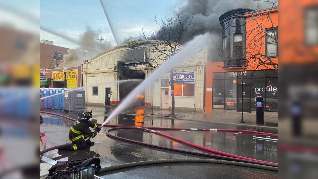 Combaten incendio en Ravenswood; hay un herido