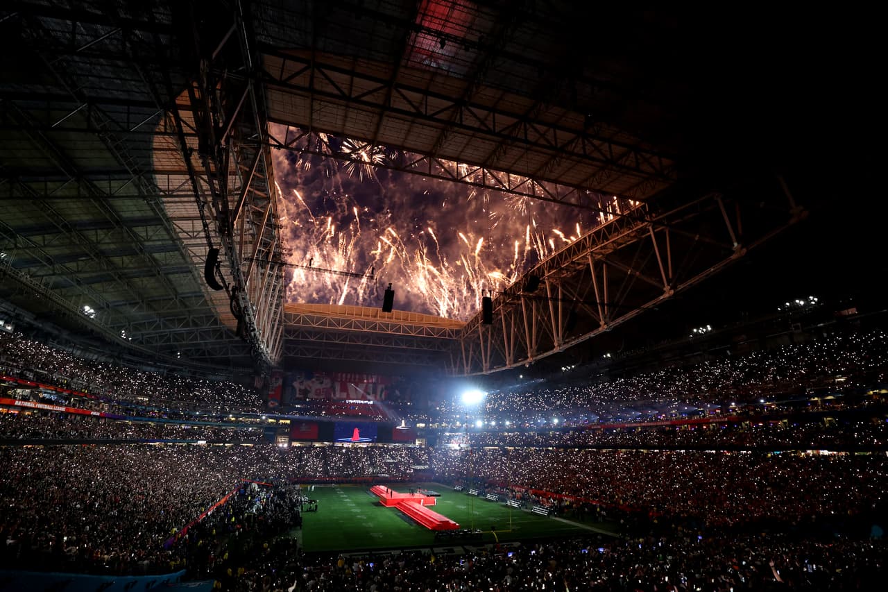 Rihanna se apoderó del escenario durante el Apple Music Super Bowl LVII Halftime Show en el State Farm Stadium el 12 de febrero de 2023 en Glendale, Arizona.