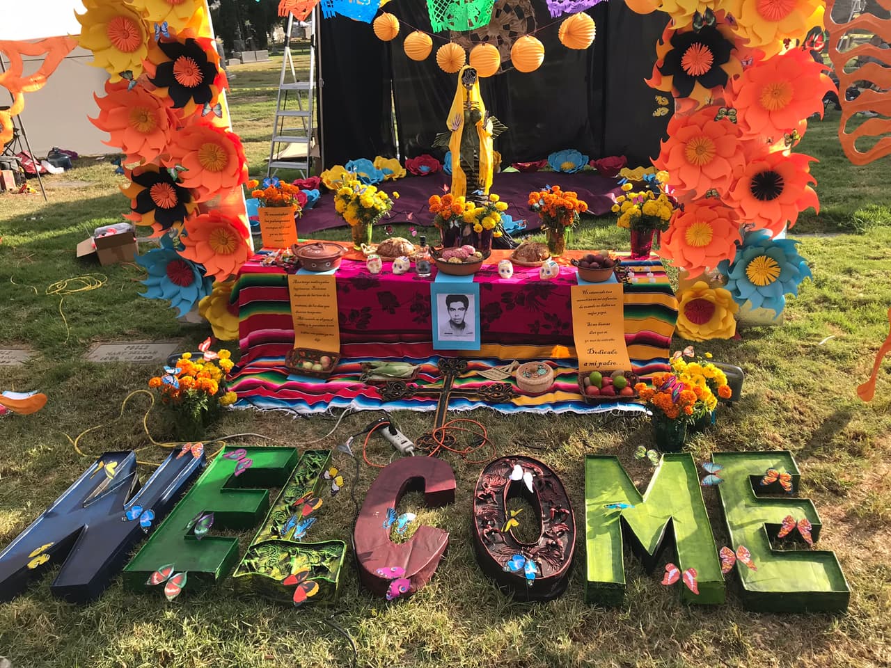 La tradición revivió en Los Ángeles en la década de los 70’s impulsada por la comunidad de artistas plásticos Chicanos.