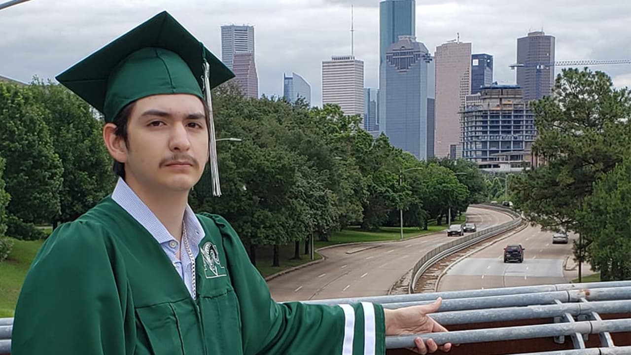 “Con esfuerzo, trabajo y lágrimas lo logró”: el reto de joven con autismo que se gradúa de preparatoria