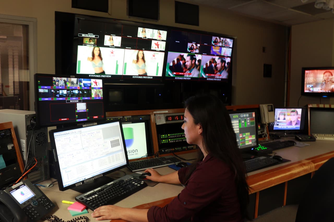 Olivia Martínez (operadora de video) preparándose para la emisión