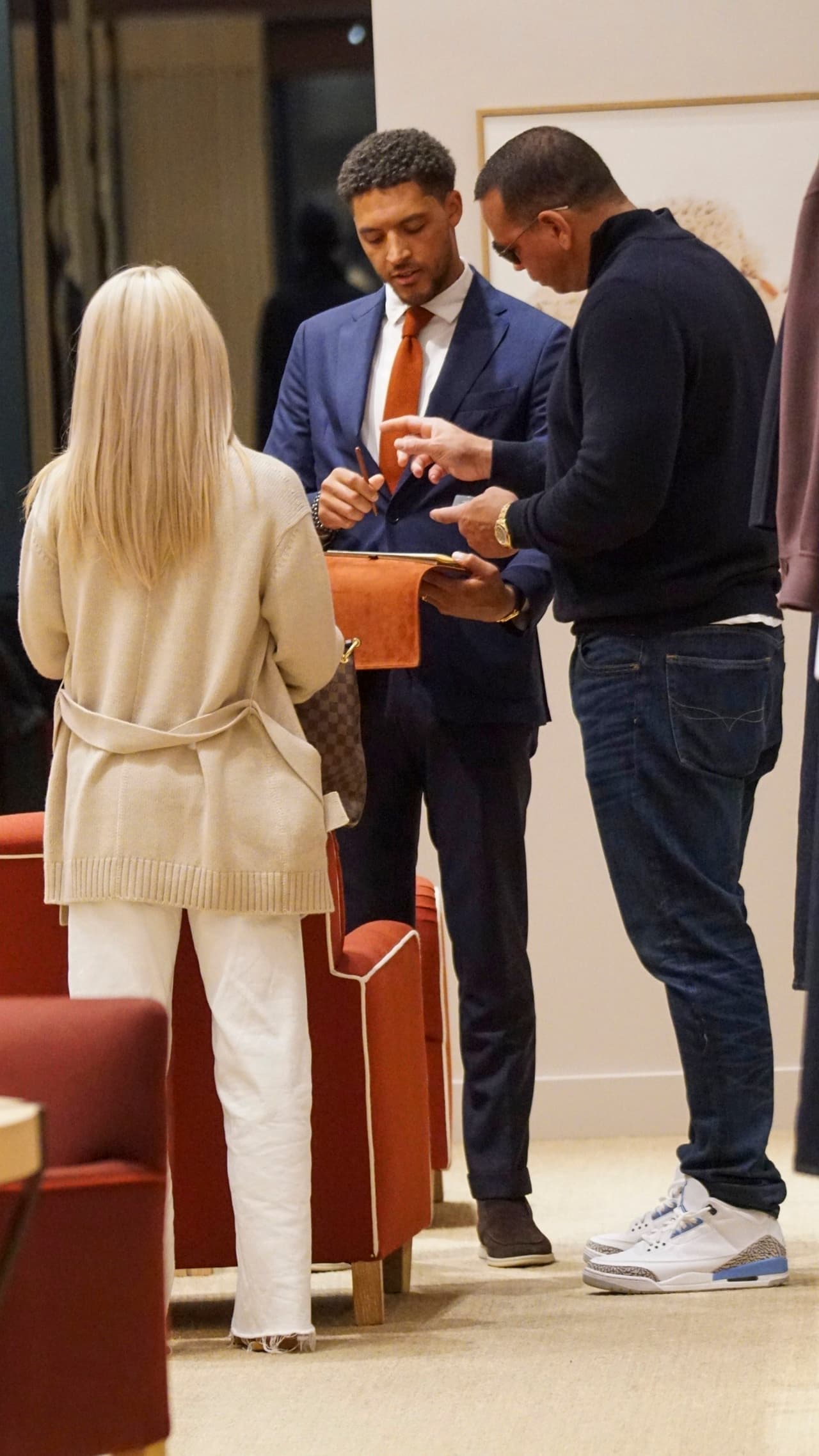 La aparición de A-Rod con esta rubia se suscitó luego de que el mes pasado se reportó que él terminó la 
<b><a href="https://www.univision.com/famosos/alex-rodriguez-novia-katherine-padgett-terminaron" target="_blank">relación amorosa que tenía con Kathryne Padgett</a></b>, de 25 años. 
<br>