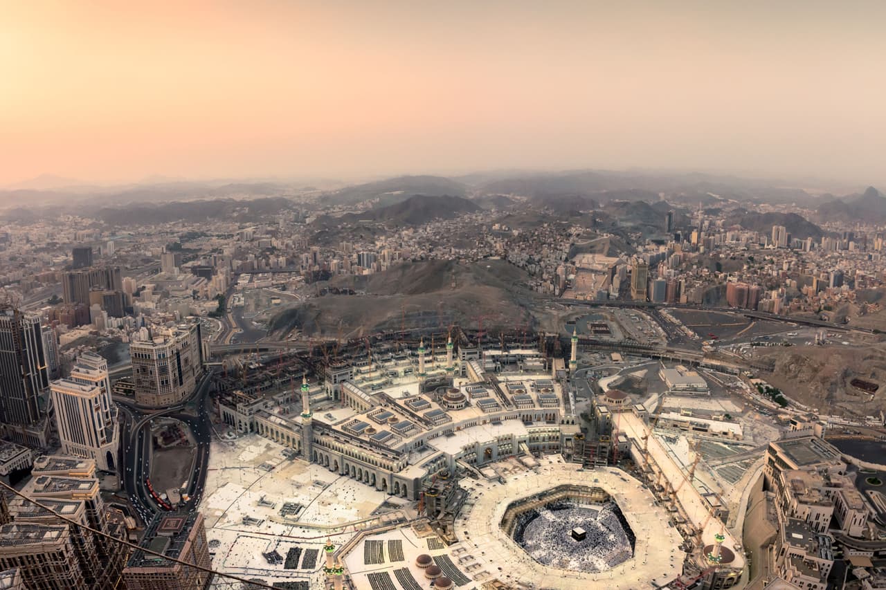 <b>Puesto 2. La Meca, Arabia Saudita</b>
<br>
<br>Temperatura promedio anual: 89.8 grados Fahrenheit (32.1 grados centígrados).
<br>
<br>Mes más caliente del año: julio (98.9 grados Fahrenheit o 37.1 grados centígrados en promedio).
<br>
<br>Mes más caluroso de la última década: agosto de 2015 (100.2 grados Fahrenheit o 37.8 grados centígrados en promedio).
<br>