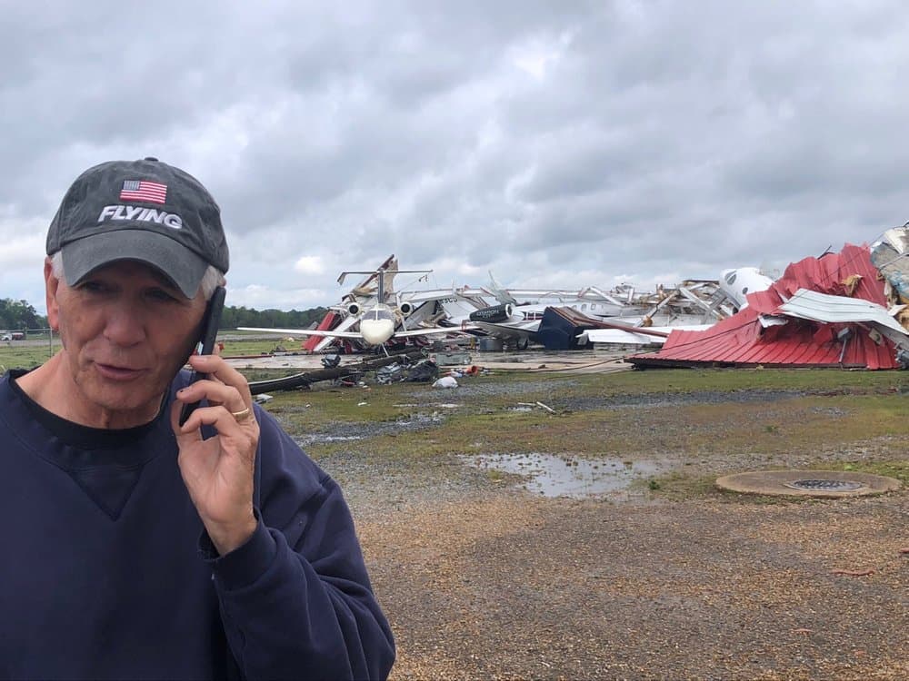 Se cancelaron vuelos en el Aeropuerto Regional de Monroe, en donde algunos de los edificios sufrieron afectaciones en las fachadas y había escombros sobre las pistas. El representante republicano por Louisiana, Ralph Abraham, fue visto hablando por teléfono frente a un hangar destruido y aviones dañados en el aeropuerto regional de Monroe.