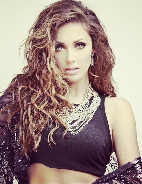 Anahí ha hecho historia en Premios Juventud, escenario en el que ha cautivado con su belleza y talento a lo largo de varios años.