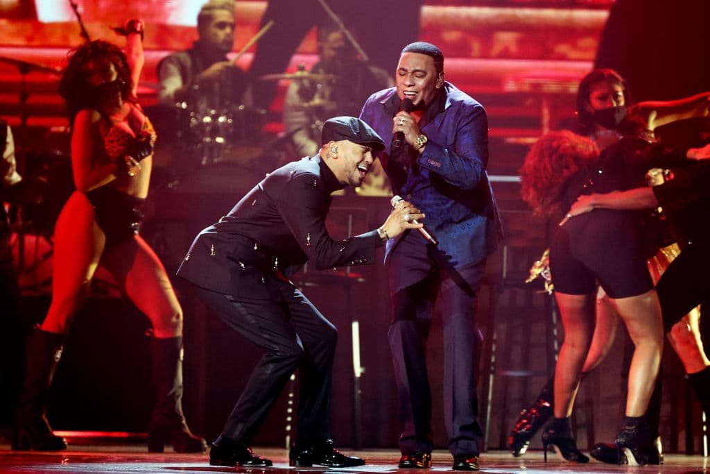Quien también
<b> </b>se presentó en la tarima de los Latin GRAMMY
<b> </b>fue 
<b><a href="https://www.univision.com/shows/latin-grammy/ozuna-y-anthony-santos-en-latin-grammy-2021-el-performance-completo-video" target="_blank">Ozuna, quien al lado de Antony Santos</a></b>, interpretó ‘Del Mar’ y ‘Señor Juez’.