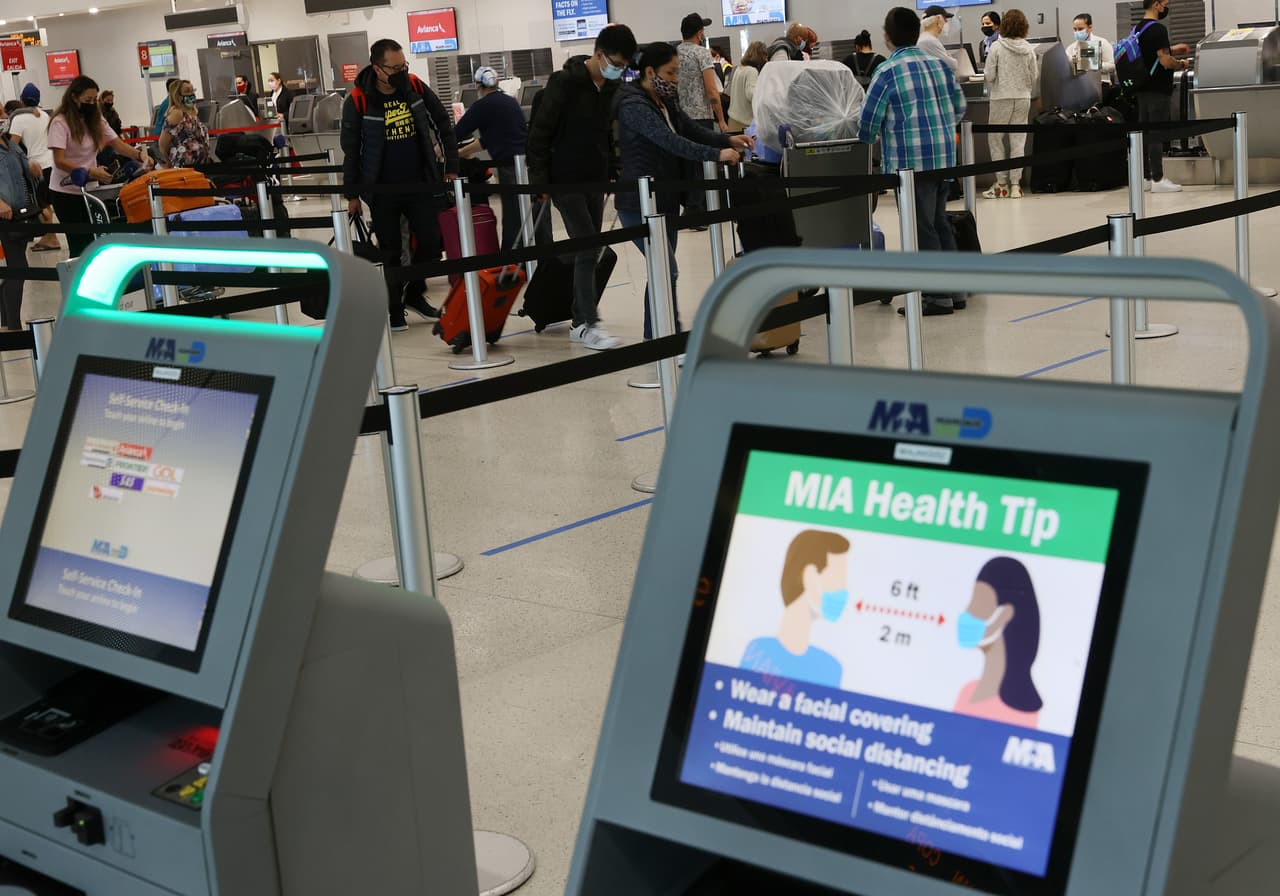 A pesar de que desde hace varios meses el aeropuerto exigía el uso de mascarillas en sus instalaciones, solo a partir del martes la medida es una orden que proviene del presidente de EEUU.
<br>