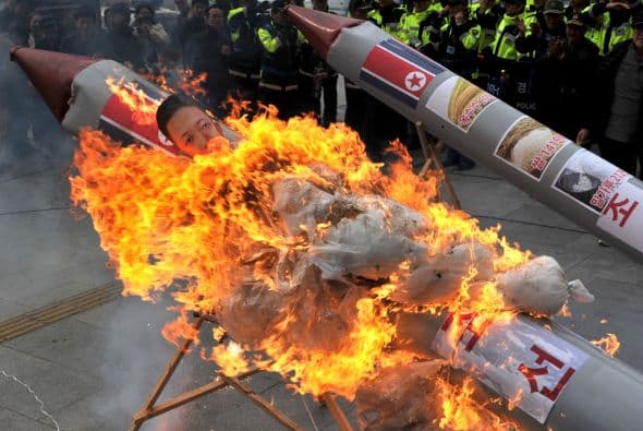Activistas surcoreanos queman una efigie del líder norcoreano, Kim Jong-un durante una manifestación denunciando prueba nuclear de Corea del Norte. En tanto, Corea del Sur dijo el 13 de febrero que aceleraría el desarrollo de misiles de largo alcance que podrían cubrir la totalidad de Corea del Norte en respuesta a una tercera prueba nuclear de Pyongyang.