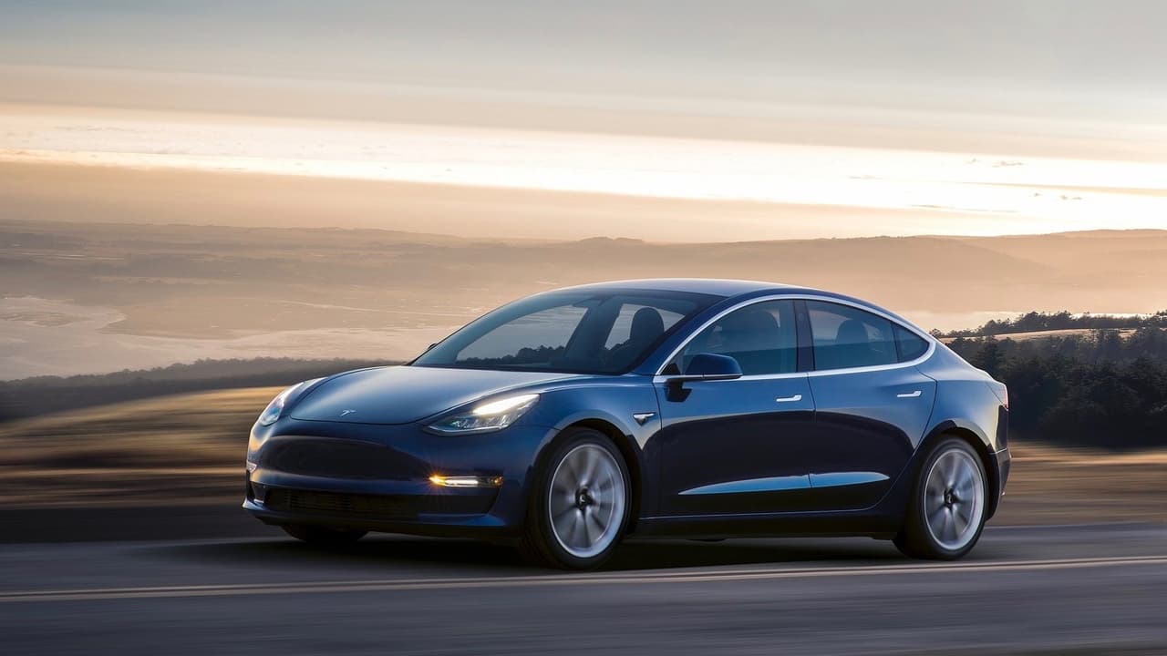 <h3 class="cms-h3-H3">Iluminación nocturna 'aceptable' en todas sus versiones: Tesla Model 3</h3>