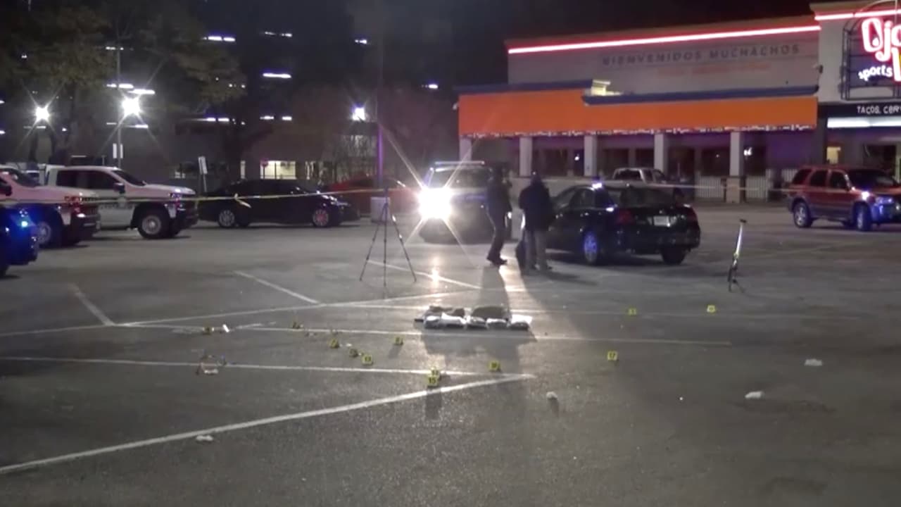 La información se puede reportar de manera anónima llamando al 713-222-8477, o 
<b><a href="https://crime-stoppers.org/" target="_blank">en línea. </a></b>