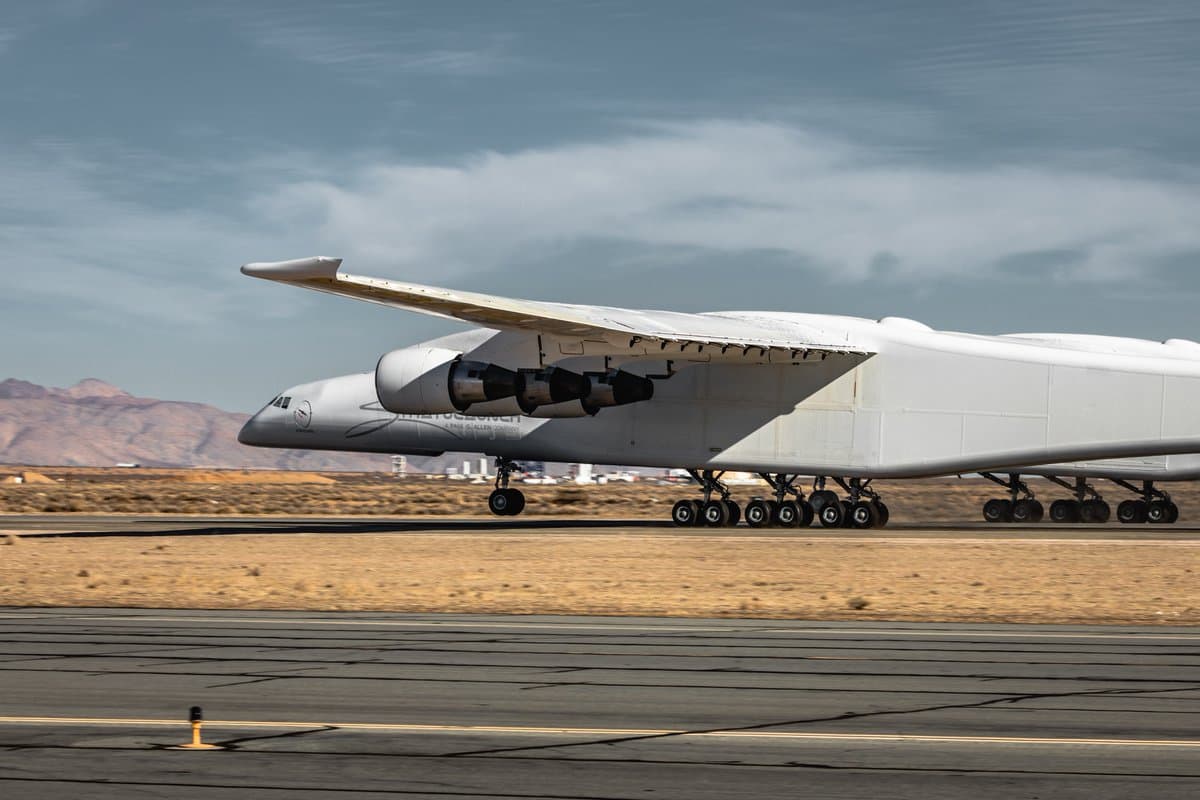Los pilotos tendrán que probar el avión muchas más veces antes de que la Administración Federal de Aviación pueda certificarlo. Stratolaunch anunció que esperan que el avión lance su primer satélite el próximo año.