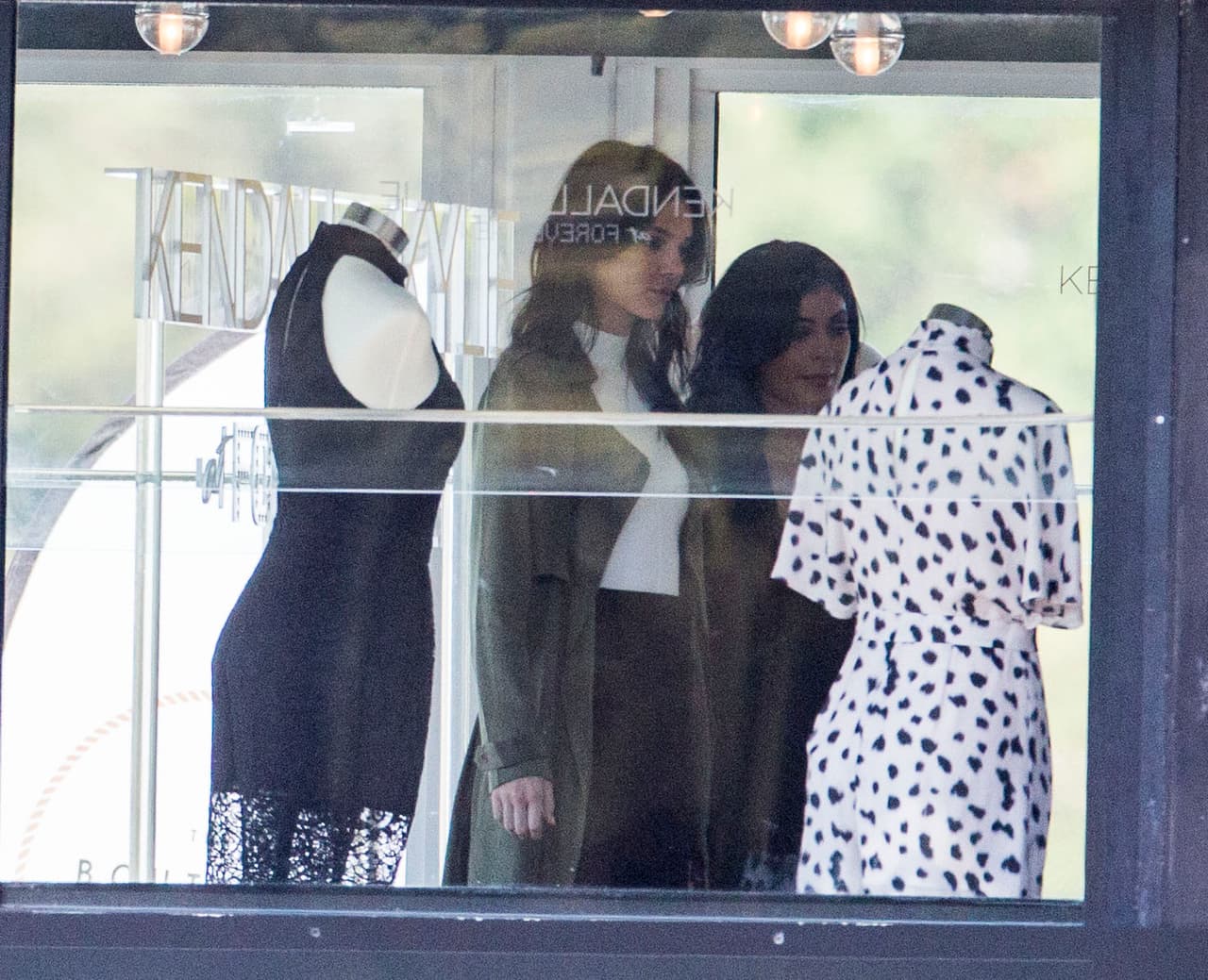 La temporada 10 de 'Keeping Up With The Kardashians' ya se estrenó y en los promocionales de los próximos capítulos pudimos ver tremenda disputa entre las hermanas.