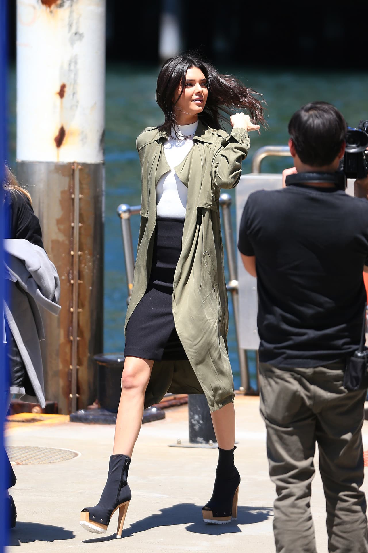 Pero aunque en la serie apenas podremos ver sus agarrones, hace unos días fueron vistas juntas en Sidney, Australia abordando un bote.