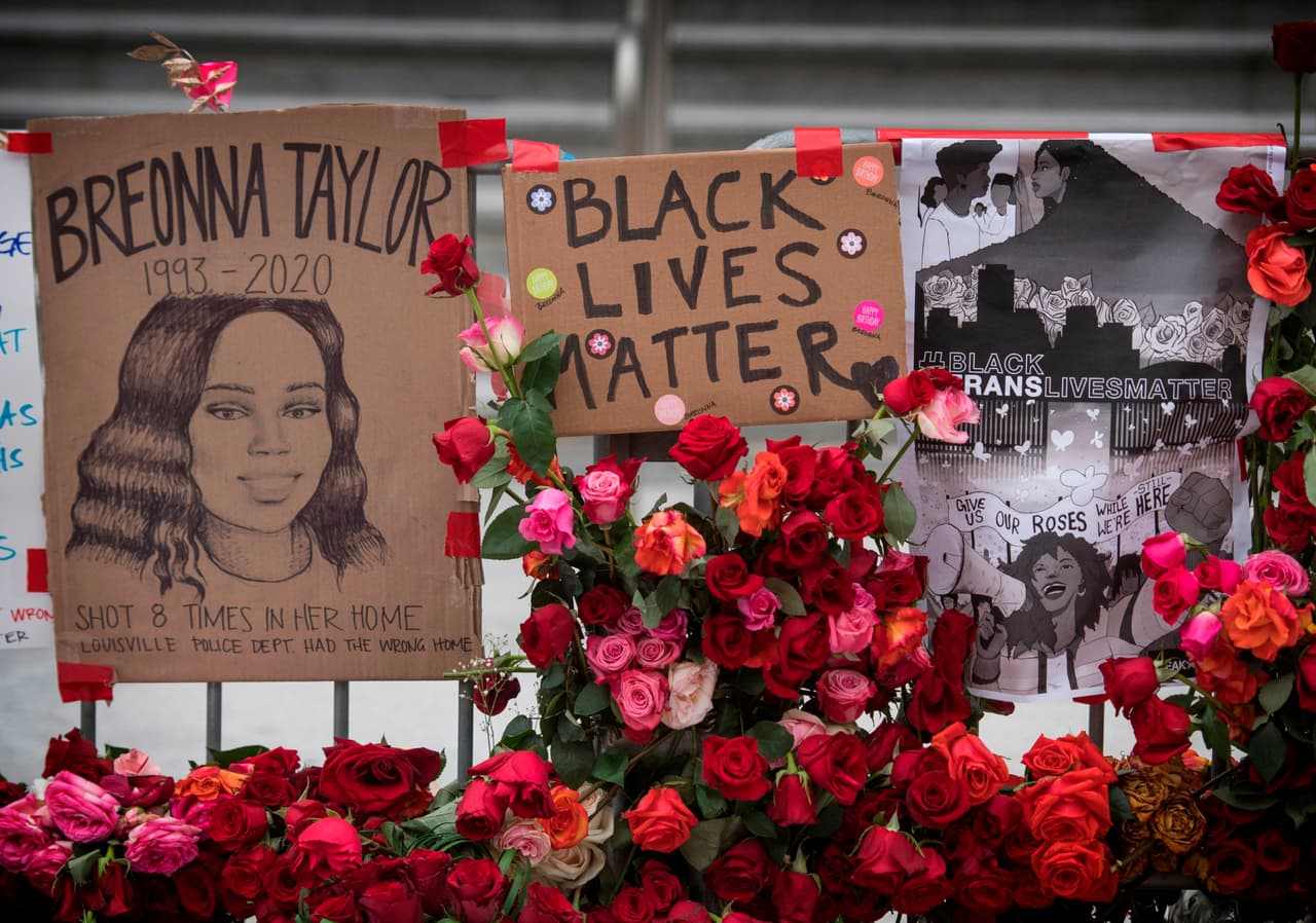 En el altar improvisado, también se le rinde tributo a Breonna Taylor, una mujer afrodescendiente de 25 años, asesinada hace dos meses cuando la policía derribó la puerta de su apartamento durante un operativo anti-droga y le dispararon ocho veces.
<br>