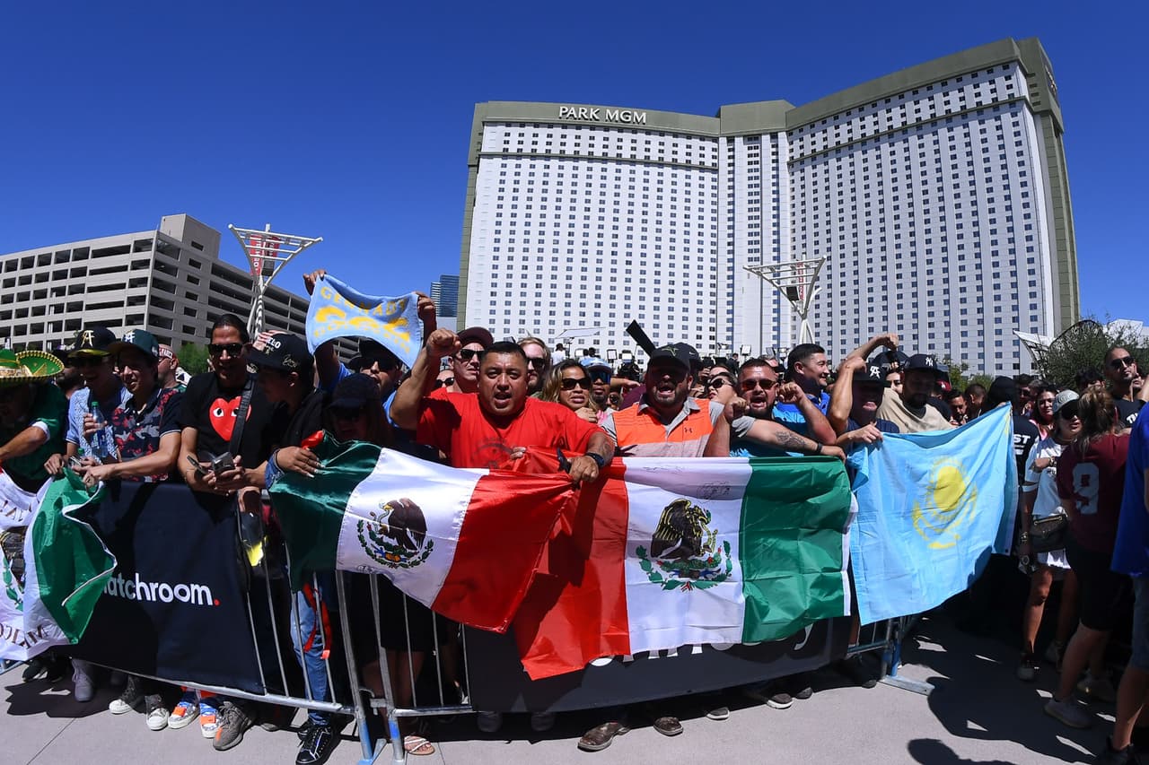 Saúl 'Canelo' Álvarez y Gennady Golovkin no tuvieron problemas para dar el peso y todo quedó listo para que se enfrenten mañana en Las Vegas.