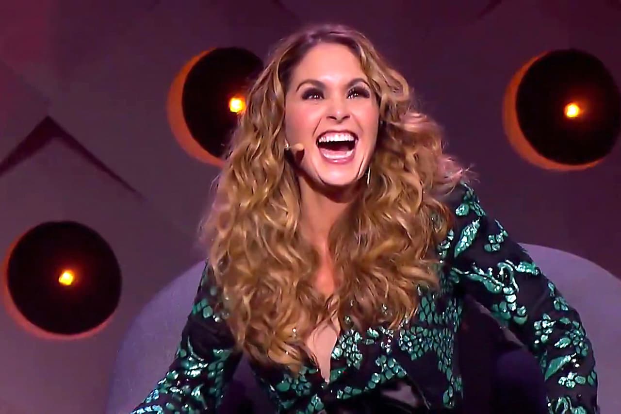 Al mismo tiempo en que estaba la proyección, la cámara enfocó el rostro de Lucero desde el panel de jueces y se le veía con un rostro sorprendido, pero con una sonrisa, en una evidente respuesta de humor ante lo que decía Itatí Cantoral. 
<br>