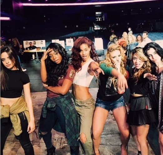 A estas cinco mujeres les fascina enseñar pierna y cuando bailan vuelven locos a todos.