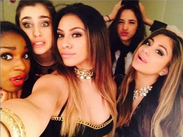 Las joyas, el maquillaje y el cabello súper planchado son esenciales para lucir como toda una estrella.