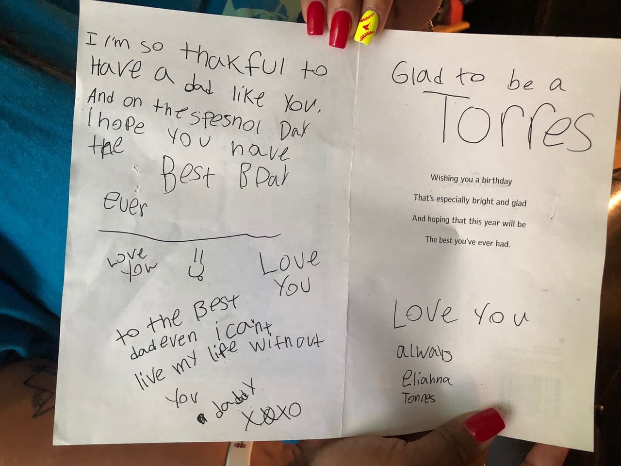 Por otro lado, la mamá de Eliahna también exige detalles. “Quiero saber cómo murió, si alcanzó a esconderse debajo de la mesa y hacerse la muerta como se lo pidió su maestro o si mi bebé sufrió. Quiero que el maestro Reyes sepa que no le guardo rencor y que sé que él hizo lo que pudo para protegerlos”, explica a Univision 41. 
<br>
<br>
<i>En la imagen, la última tarjeta de cumpleaños que Eliahana a su papá Eli Torres, quien está prisión. </i>