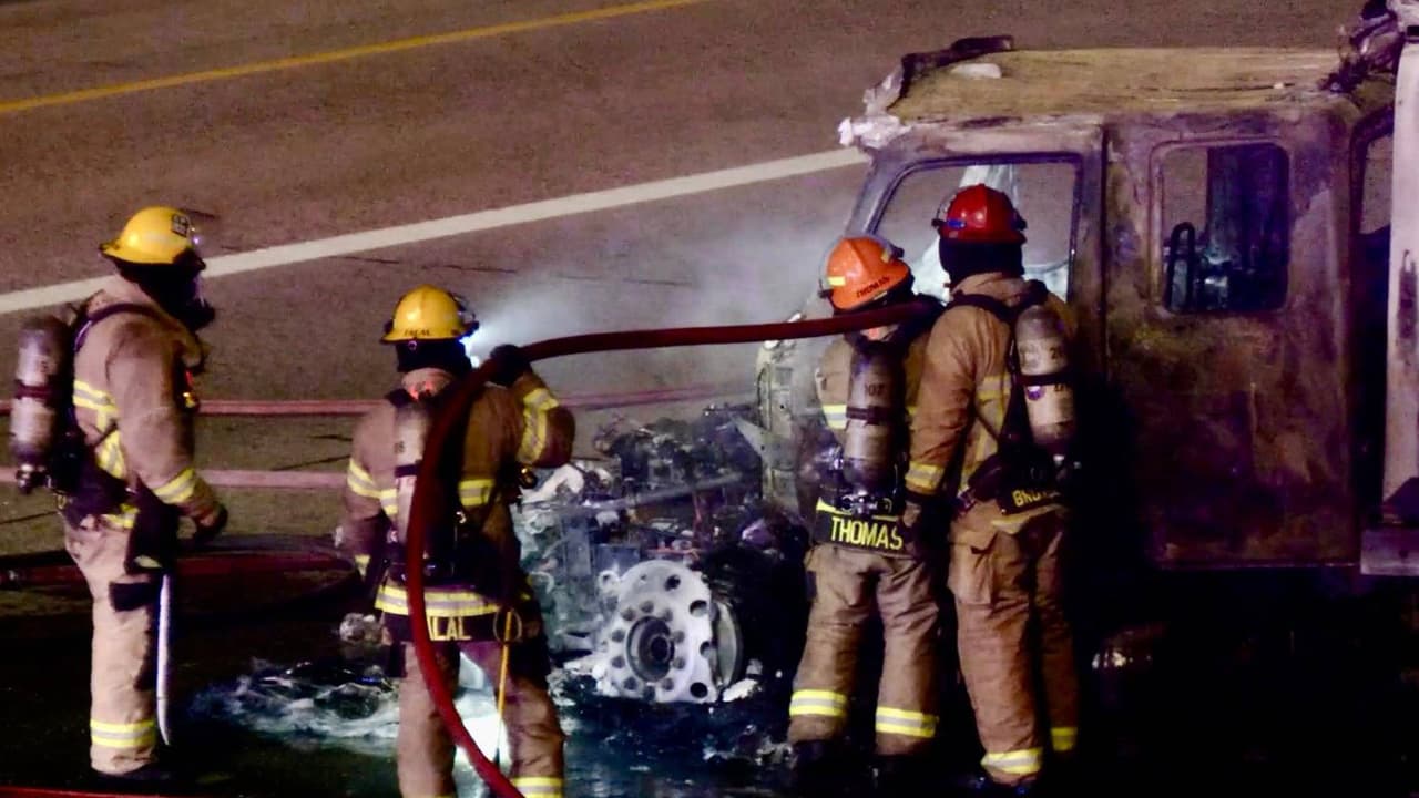 Muere conductor tras choque e incendio de la grúa que conducía en el Loop 101