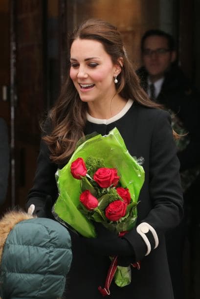En cambio Kate, era todo sonrisas, recibía el saludo y las flores de la gente.