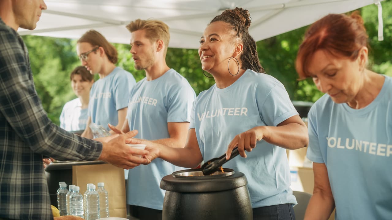 <b>Union Rescue Mission - Thanksgiving Meal</b>
<br> • Fecha: 28 de noviembre.
<br> • Lugar: 545 S. San Pedro St., Los Ángeles, CA 90013.
<br> • Requisitos: Cena gratuita sin necesidad de registro, especialmente para personas sin hogar.
<br> • Más información:
<a href="https://urm.org/" target="_blank">Union Rescue Mission</a>