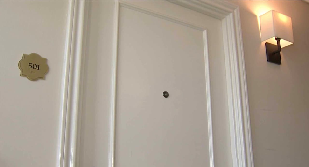 Una noche, una gran tormenta azotó la isla y el barco de su prometido no regresó como estaba previsto.