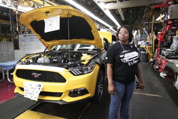 Ford inició la producción de la nueva generación del Mustang en la planta de Flat Rock, en el Estado de Michigan, Estados Unidos, este vehículo se comercializará en 120 países. Ford indicó que el inicio de la fabricación de la sexta generación de este vehículo representa un hito para la compañía y explicó que este auto se producirá también con volante a la derecha, lo que permitirá su venta en 25 mercados adicionales. En cuanto a precios, el Mustang 2015 se comercializará desde los $24,425 y hasta los $42,425 con tres diferentes motorizaciones. La versión base utilizará el V6 de 304 caballos de fuerza, pasando por el EcoBoost de cuatro cilindros con 314 para tener como tope de gama al GT con el motor V8 de 5.0 litros con 441 caballos de fuerza.