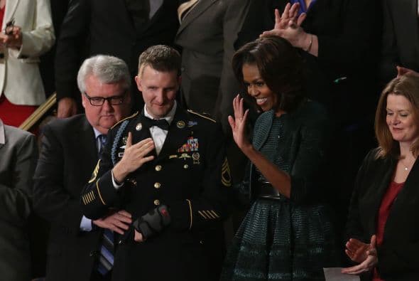 Por su parte, la primera dama de EEUU, Michelle Obama, sorprendió con su conjunto elegido, una prenda muy oscura y discreta de color verde botella que le cubría los brazos, algo que desató inmediatos comentarios en las redes sociales.