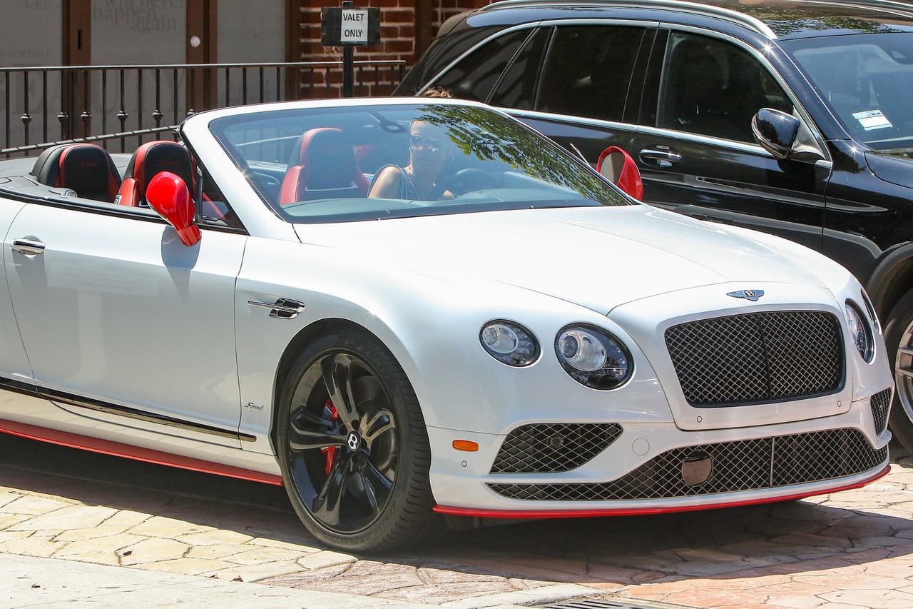 Mientras tanto 
<b>Alessandra Ambrosio</b> sale de compras a bordo de su 
<b>Bentley Continental GT Convertible</b> 2017.