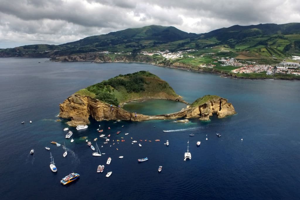 Nueve son las islas del archipiélago de las
<b>Azores </b>en Portugal que hacen de sus costas salvajes para los amantes del silencio. La isla de San Miguel es la más grande y poblada. Cuenta con grandes acantilados, lagos de diferentes colores y las rutas de senderismo son las favoritas de los viajeros que pasean por sus volcanes dormidos o se bañan en la laguna de aguas termales de
<i>Terra Nostra</i>. Algunos más deciden nadar en las piscinas naturales de origen volcánico.