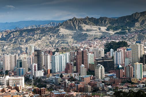 6.- 
<b>La Paz, Bolivia.-</b> Esta ciudad que cuenta con el sistema de teleférico más grande del mundo ocupa el puesto número seis de la lista. Asimismo, la editorial proyecta que para 2020 esta ciudad será sede de uno de los mejores lugares para que los turistas puedan disfrutar de gran variedad gastronómica y su vasta cultura indígena. 
<br>