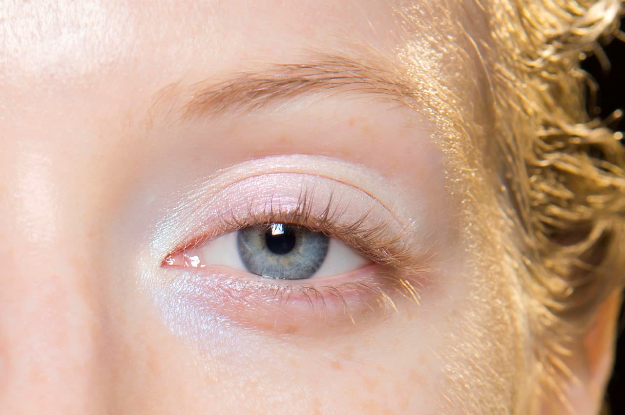 <b>Elegir el tono incorrecto para maquillar las cejas </b>
<br>“Muchas personas eligen un color mucho más obscuro que el que deberían usar. 
<b>Si tu pelo es café o negro puedes elegir uno o dos tonos más claro.</b> 
<b>Las rubias, en cambio, deben elegir uno o dos tonos más oscuros que el de su melena. </b>El color debe de estar en armonía con las raíces del pelo y también con el tono de piel”, recomienda Steven García, entrenador de 
<a href="http://www.anastasiabeverlyhills.com/">Anastasia Beverly Hills</a>.
<br>