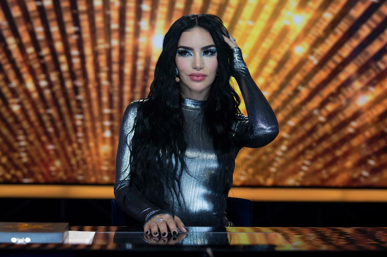 Kim Loaiza impactó con un impactante atuendo plateado en lacuarta noche de Mi Famoso y Yo.