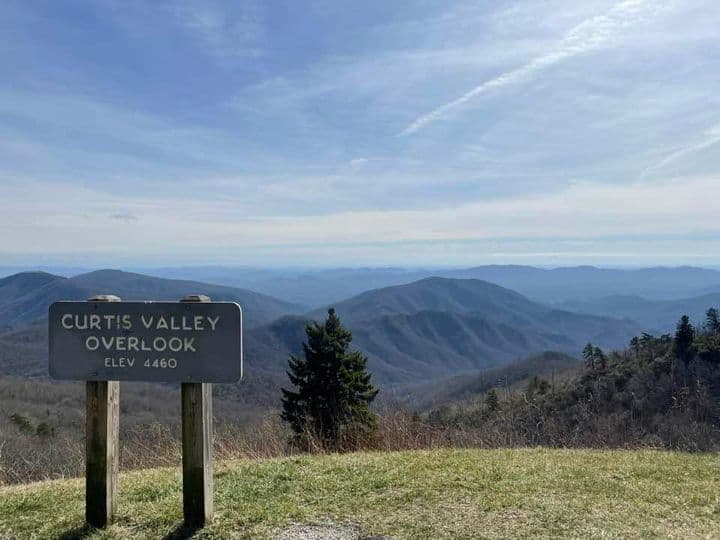 El parque también ofrece acceso y estacionamiento nocturno para los campistas que van de mochileros al Bosque Nacional Pisgah.