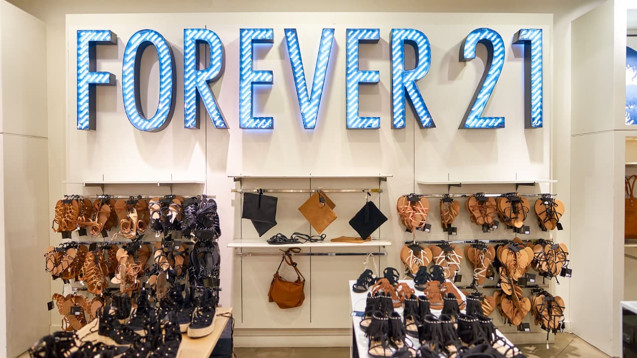 <h3 class="cms-H3-H3">El golpe a los empleos </h3>
<br>El cierre de estas tiendas también tendrá un fuerte impacto en los empleados. 
<b>Con entre 40 y 60 personas trabajando en cada tienda, hasta 540 personas en el norte de Texas podrían quedarse sin empleo</b>. Aunque la compañía ofrece algunas alternativas, como reubicación o indemnización, la incertidumbre está en el aire para aquellos que han trabajado allí durante años.