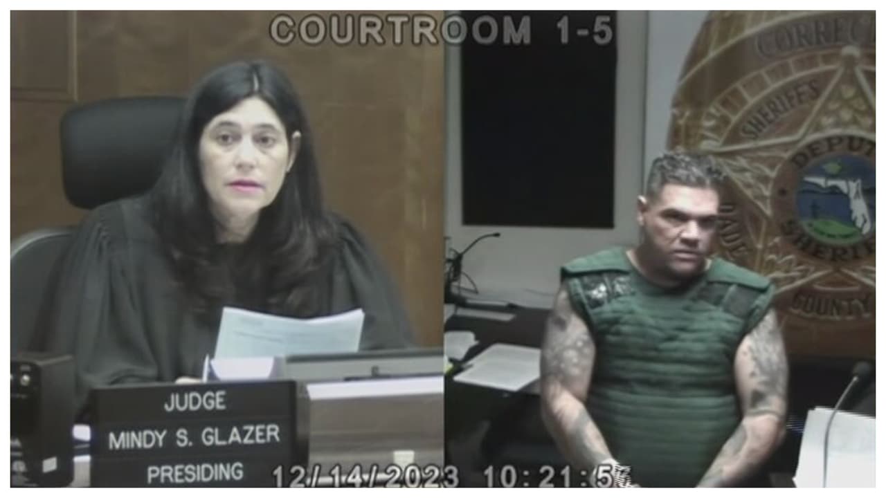 Enfrenta dos cargos de asesinato en primer grado. Este jueves se presentó en una corte de Miami-Dade, donde la juez Mindy Glazer le negó el derecho a fianza.