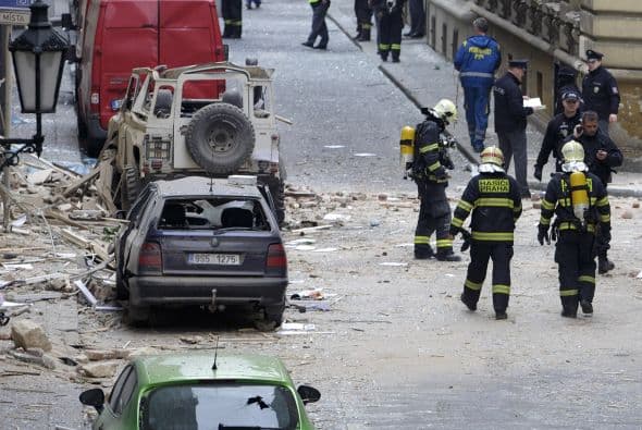 Una fuerte explosión de gas ocurrida hoy en Praga convirtió el centro histórico de la ciudad en un escenario de inusual dramatismo, con decenas de personas heridas, escombros y cristales por todas partes y coches destruidos.
