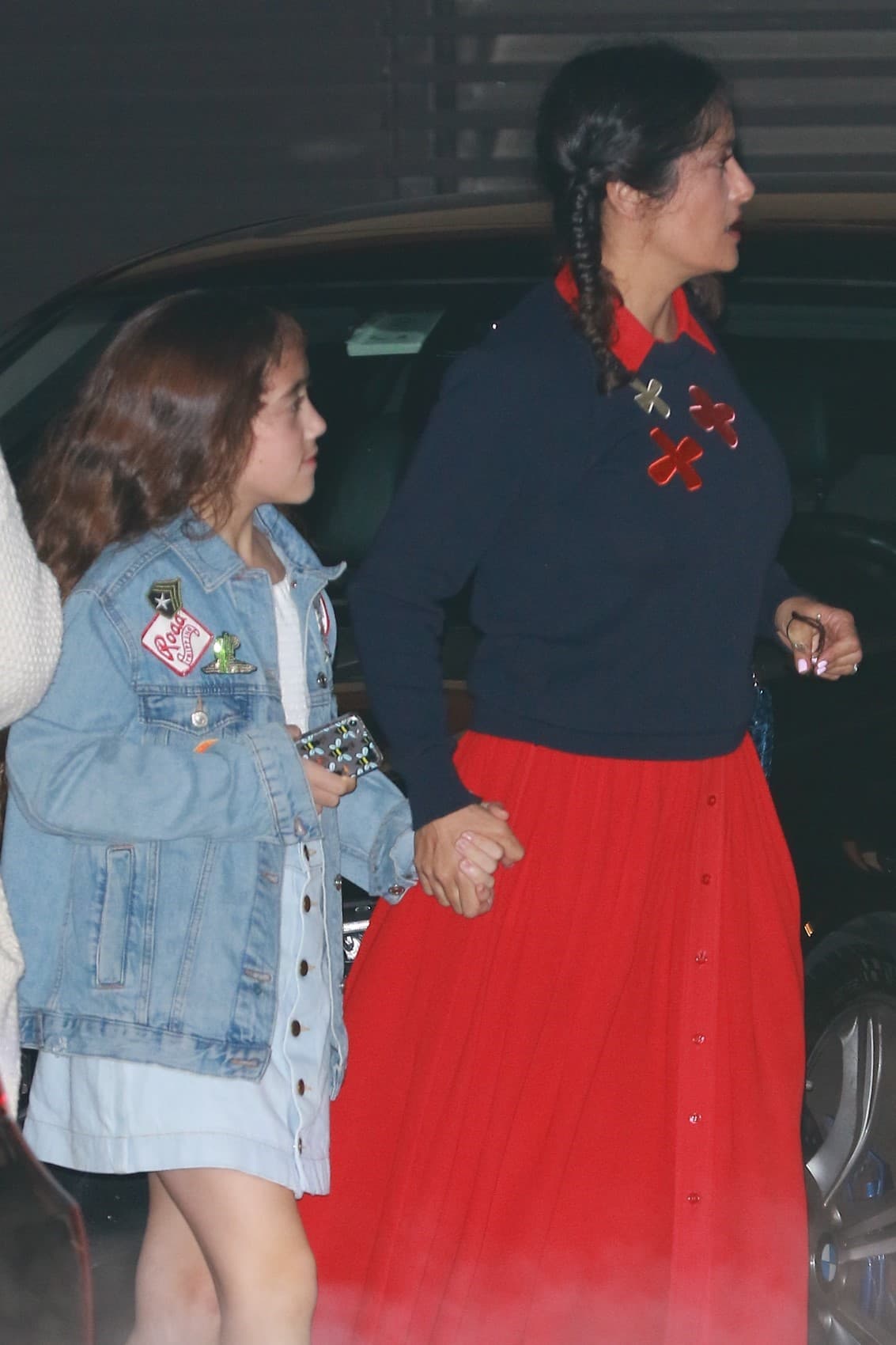 Salma tomando de la mano a su hija Valentina Paloma, a la salida del local.