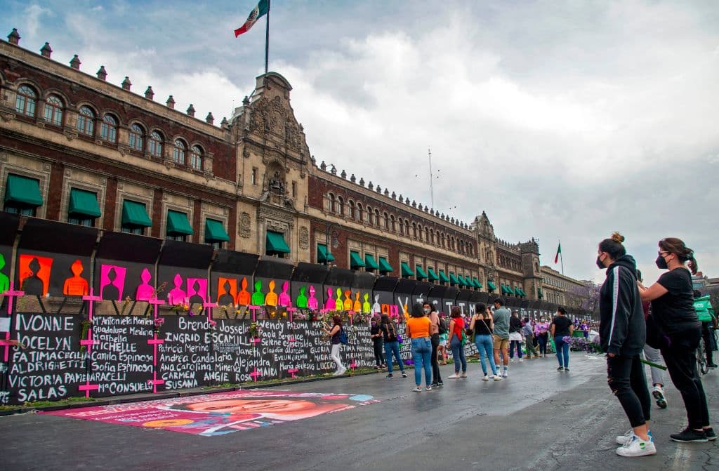 Esta es la primera vez que el Palacio Nacional, sede principal de la presidencia de México, ha sido cercado con una larga valla de metal. El “muro de memoria” por todas las víctimas de feminicidio se suma a otras iniciativas como subir en redes sociales una fotografía con una prenda morada o un cartel con los hashtags #CadenaFeministaMX #HacerVisibleLoInvisible, añadiendo
<b> una razón o motivo por el que se suman al movimiento en contra de las agresiones hacia ellas</b>.