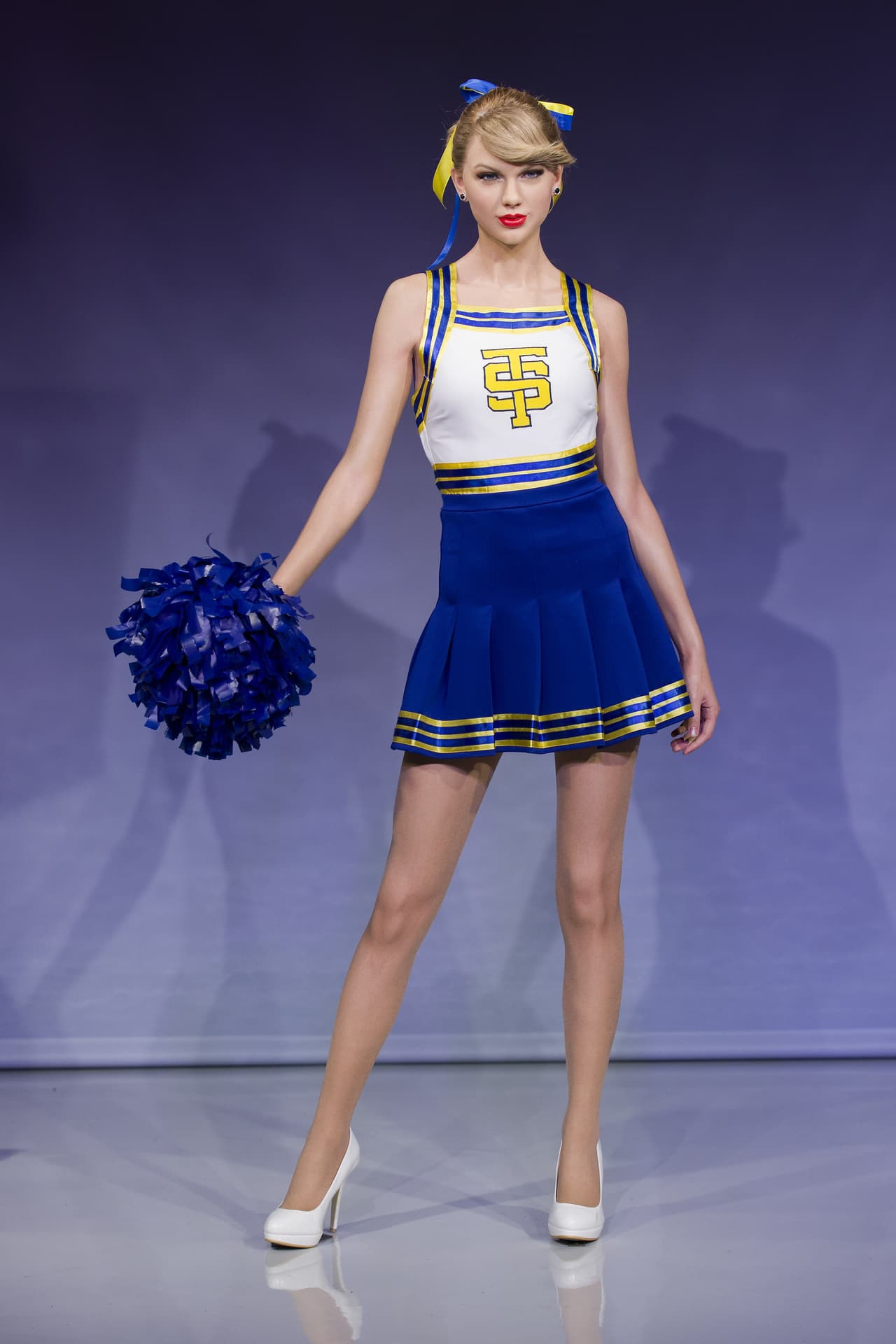 A pesar de ello, los padres aceptan a Taylor, pues no es una chica escandaloza.