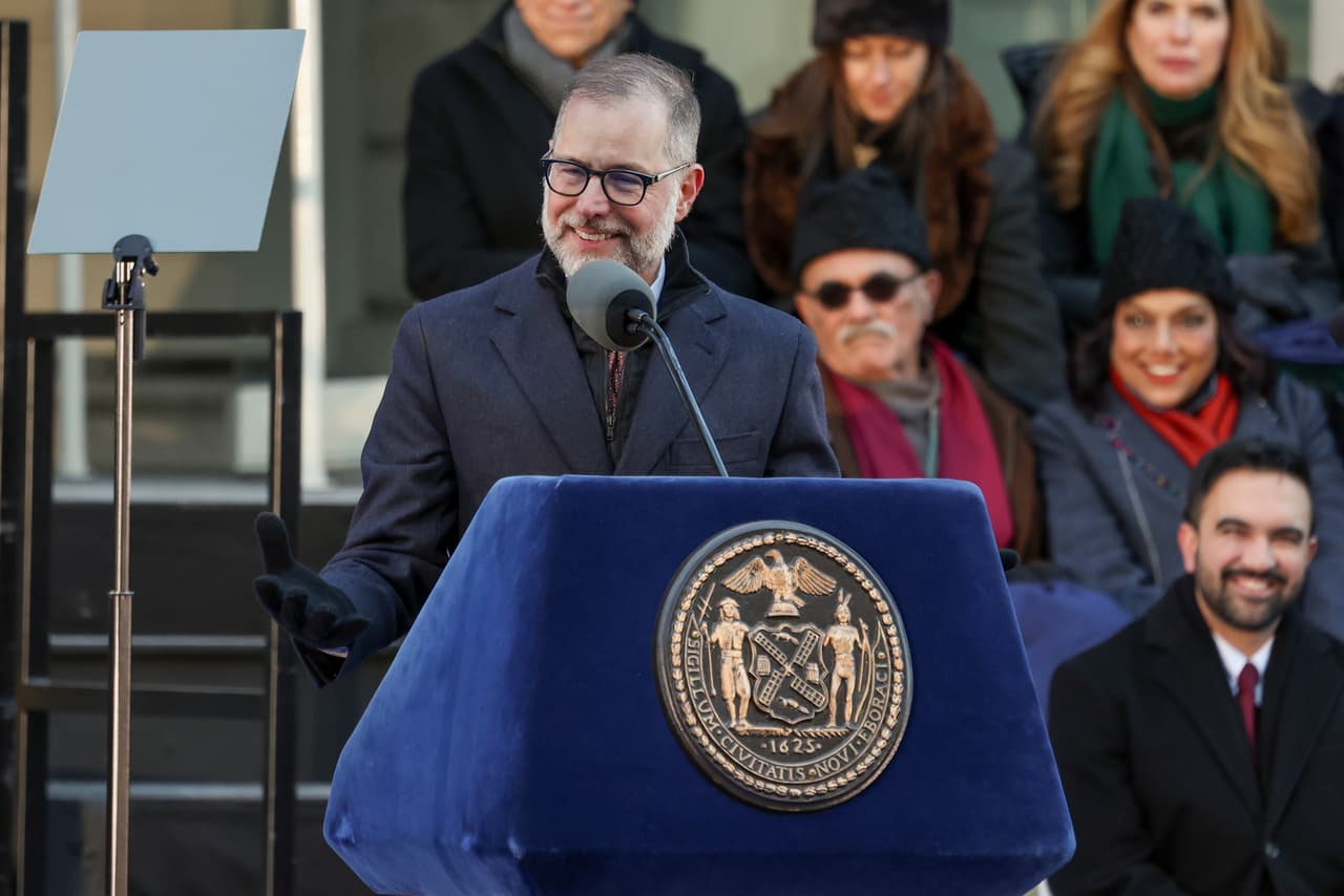 <b>Mark Levine asume como Contralor y sorprende como políglota</b>
<br>Mark Levine tomó protesta como Contralor de Nueva York y pronunció su discurso en inglés, español, griego y hebreo. Con humor, agregó:
<br>“Para todos los que no hablan español, hebreo o griego, por favor descarguen Duolingo”.
<br>