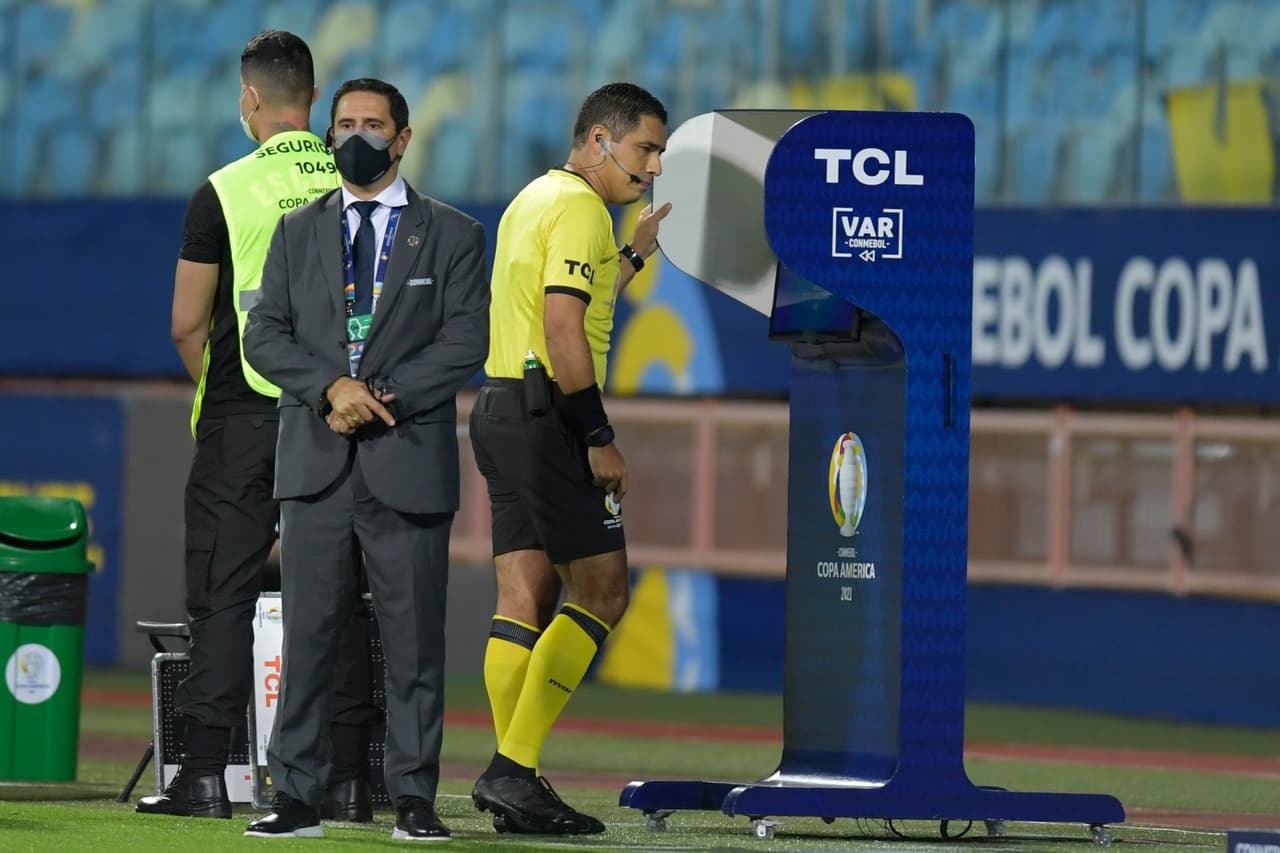 Bolivia se adelantó con un penalti, pero Paraguay le dio la vuelta con un doblete de Ángel Romero y otro tanto de Alejandro Romero.