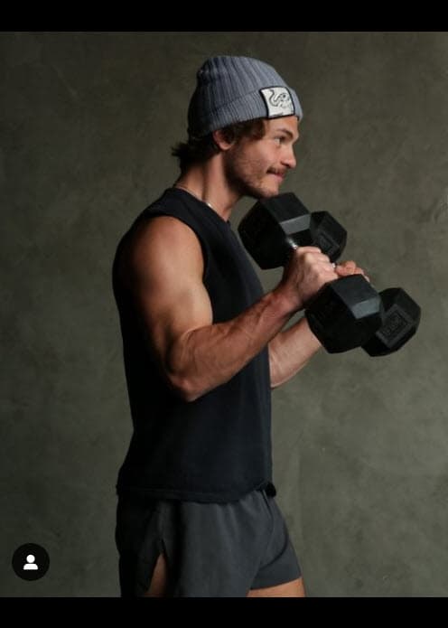 Y está certificado como instructor de entrenamiento funcional.
<br>