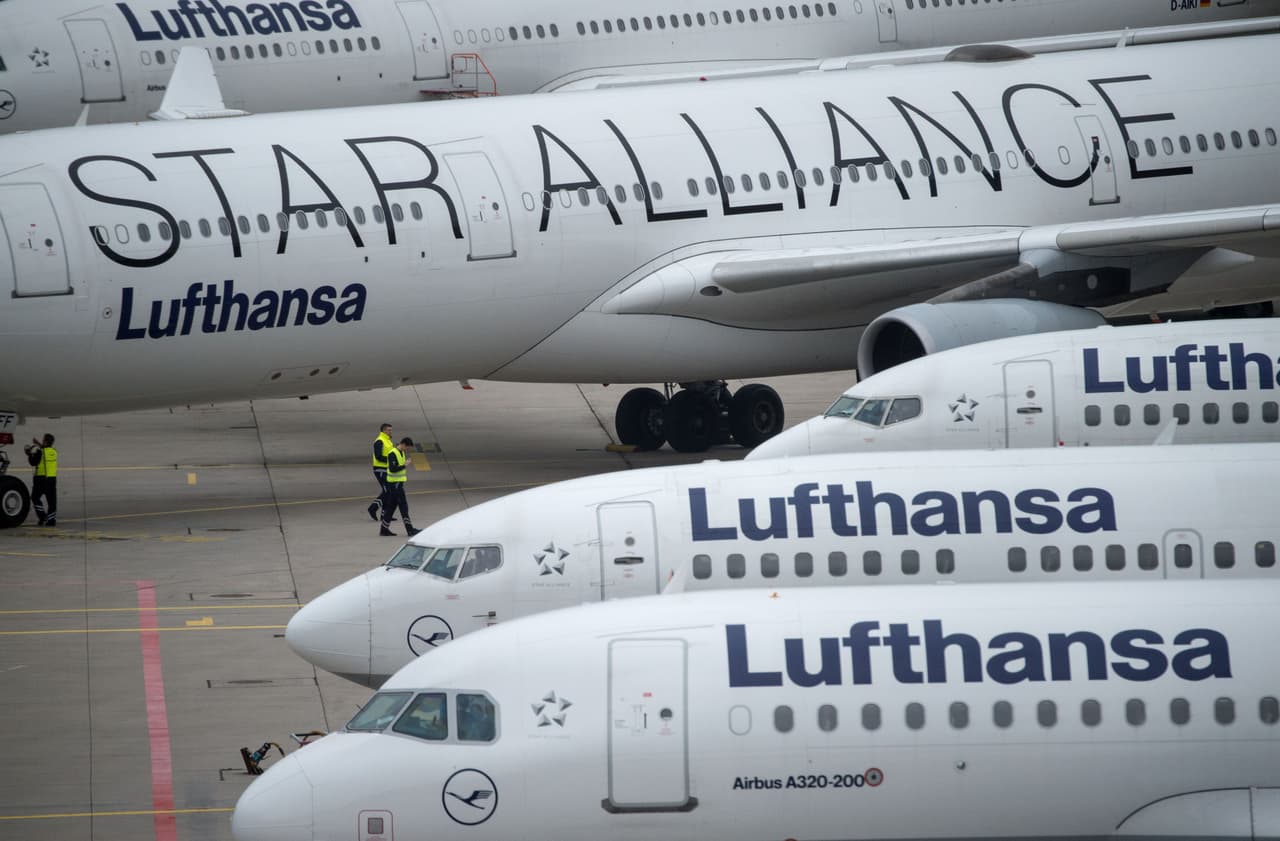 Pasajero de Lufthansa intenta abrir la puerta de un avión en vuelo