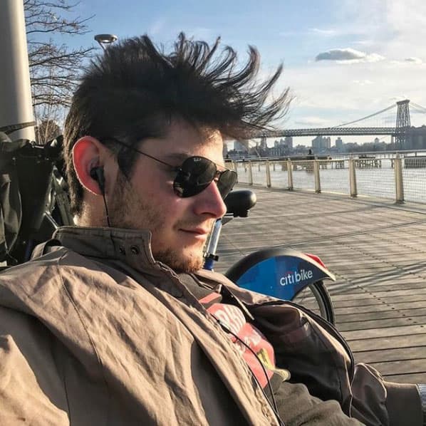 Él le sigue los pasos a la artista tanto en la música, como en la actuación.