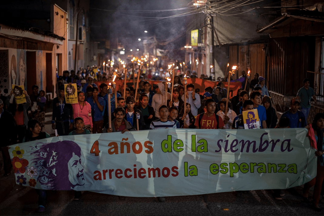 Distintas organizaciones acompañan al Consejo Nacional de Organizaciones Populares e Indígenas de Honduras (COPINH), organización que dirigía Berta Cáceres al ser asesinada. En una marcha de antorchas exigieron justicia por el asesinato de la ambientalista, La Esperanza, 2 de marzo de 2020.